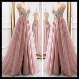 ⭐️HP⭐️NWOT Gorgeous V-Neck Beaded Tulle Gown